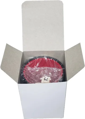 Vista 3 de Juego de dados de póker de 16 mm con esquinas cuadradas y taza de dados de cuero PU negro forrada de terciopelo suave - Caja de regalo