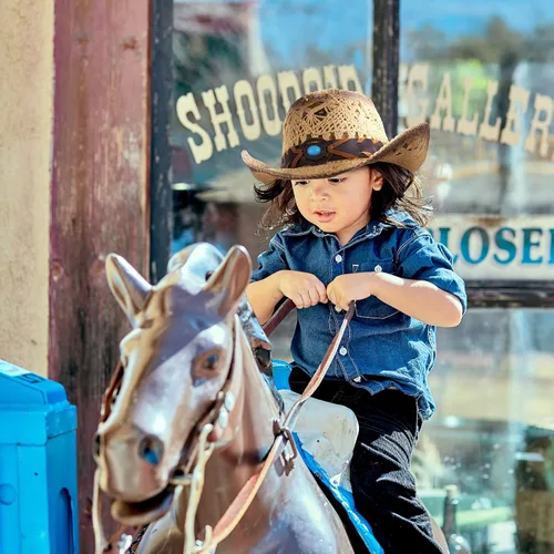 Vista 31 de Sombrero vaquero de paja con banda decorada, para disfraces de niños, de Simplicity