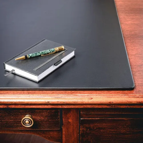 Vista 5 de Dacasso Protector de escritorio de cuero sintético negro de 30 x 19 pulgadas con rieles laterales exteriores para escribir, protector de superficie