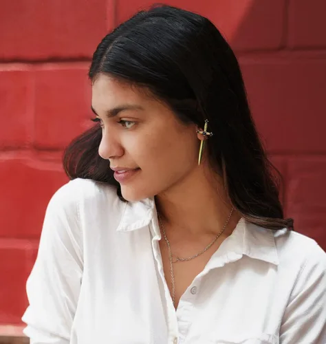 Vista 3 de Aretes de espada gótica, aretes de daga de diamantes de imitación, aretes de tornillo de espada retro negra, aretes de espada punk, aretes de espada