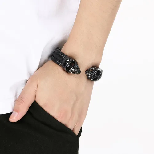 Vista 4 de Pulsera gótica de calavera para hombre, acero inoxidable, cable y cuero punk, plata y negro, diseño de puño abierto para motociclista, rockero