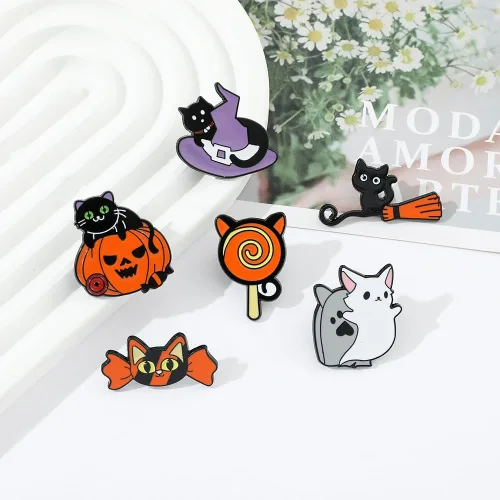 Vista 3 de Divertido juego de pines esmaltados de Halloween, juego de gato con calabaza y caramelo mágico, broche de broche lindo estético de solapa