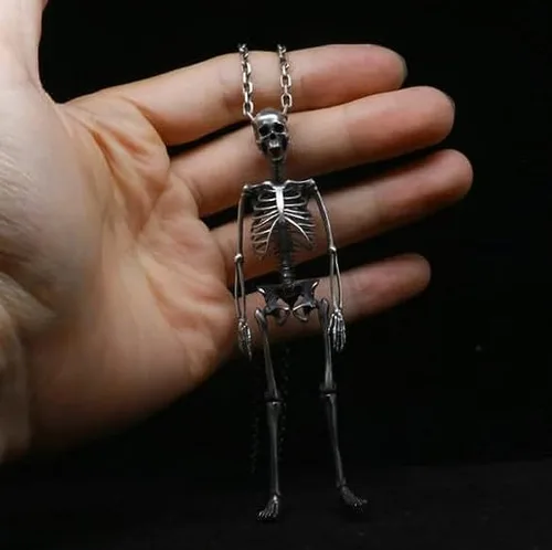 Vista 2 de Colgante de esqueleto de cuerpo completo, collar con colgante vintage de calavera única, colgante de calavera gótica, regalo de joyería para él
