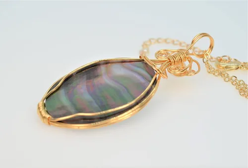 Vista 8 de Collar con colgante de camafeo de madreperla de Tahití relleno de oro de 14 quilates para mujer