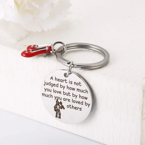 Vista 3 de Ukodnus Regalos inspirados en el mago de Oz Tinman Un corazón es juzgado por cuánto eres amado por otros llavero Cosplay Dorothy Jewelry Ruby