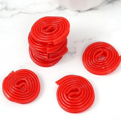 Vista 4 de Broadway Strawberry Wheels - Caramelo de regaliz, bolsa a granel de 2 libras, ruedas de regaliz rojas