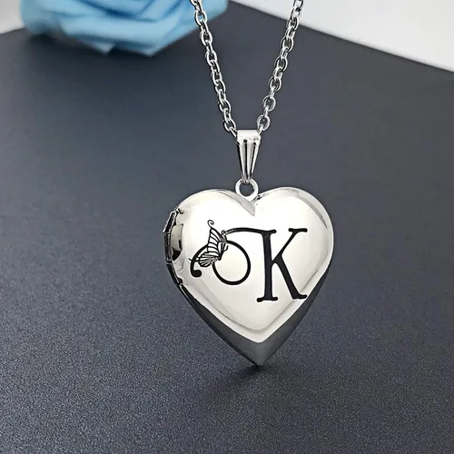 Vista 4 de MUERDOU Collar con medallón de mariposa que sostiene fotos, letra inicial del alfabeto en forma de corazón, foto con medallón de memoria, Esmalte