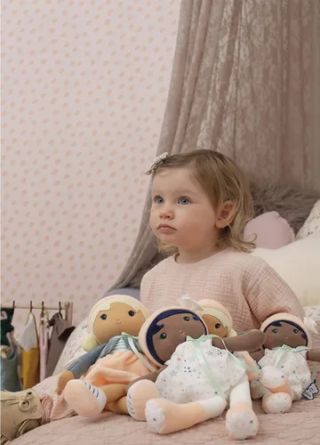 Vista 8 de Kaloo Tendresse My First Fabric Doll Chloe K - Figura de felpa suave mediana de 9.75 pulgadas en vestido de melocotón y rayas, chaqueta de mezclilla