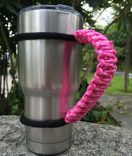 Vista 5 de Mango de Paracord hecho a mano para vaso Yeti/Rtic/Ozark Trail Rambler de 30 onzas (negro)