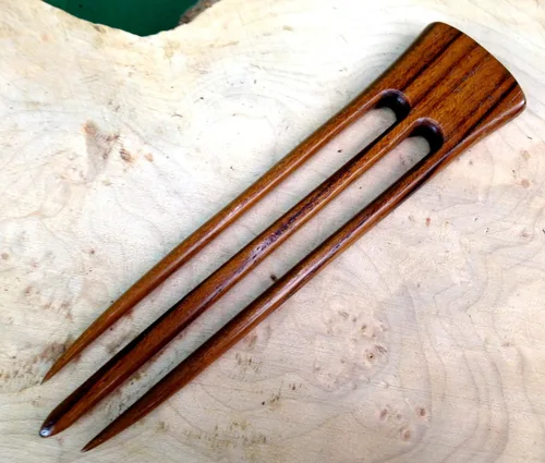 Vista 6 de JWL (1) Horquilla de madera de teca de tres puntas de 6 pulgadas para el pelo recto, estilo hawaiano