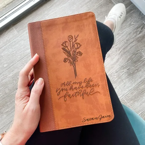 Vista 2 de Biblia NIV de letra manuscrita y grabado láser de letra grande, regalo personalizado, grabado de nombre personalizado disponible