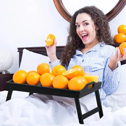 Vista 4 de Paquete de 2 bandejas de cama para mesa de desayuno, bandejas de servir, bandeja de bambú para cama portátil con patas plegables, asas y soportes