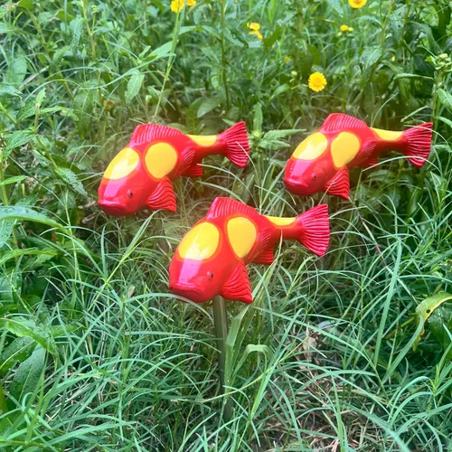 Vista 4 de Koi Fish Decor Garden, esculturas de resina Koi Art Decor con estaca, esculturas de jardín y estatuas, un juego de 3 piezas de esculturas de peces
