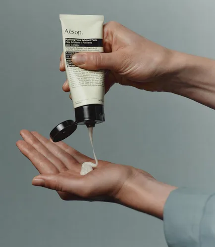 Vista 5 de Aesop Pasta exfoliante facial purificante Refresca, limpia y suaviza la piel Limpiador a base de crema mejorado con cuarzo fino, hoja de romero