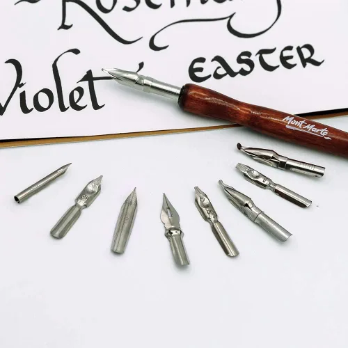 Vista 4 de Mont Marte Signature Calligraphy - Juego de bolígrafos de inmersión de 9 puntas, incluye mango de madera, puntas intercambiables, adecuado