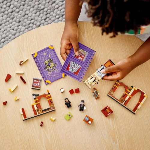 Vista 5 de Lego® Harry Potter™ Hogwarts™ Moment: Divination Class 76396 Kit de construcción; juego coleccionable para el aula para mayores de 8 años