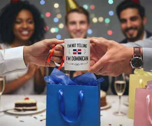 Vista 7 de Casitika Divertidos regalos de República Dominicana. Taza de café de cerámica de 11 onzas con texto en inglés "I'm Not Yelling I'm Dominican". Tazas