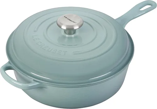 Vista 8 de Le Creuset Cacerola de Hierro Fundido Esmaltado Signature Cassadou, 3.75 qt., Flame