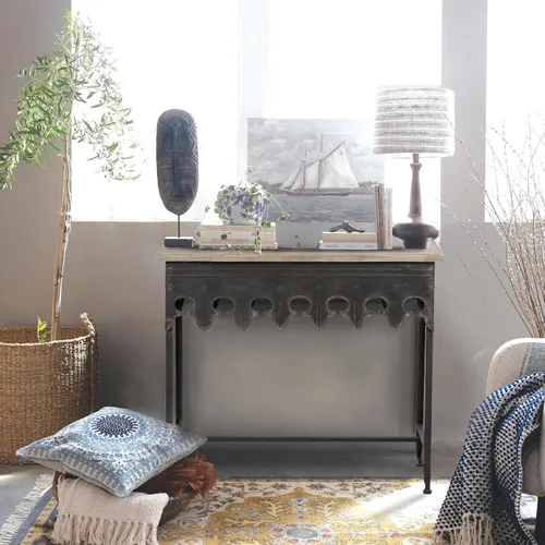 Vista 4 de Creative Co-Op Mesa de sofá de consola rústica de metal con parte superior de madera maciza, color negro Gris oscuro envejecido