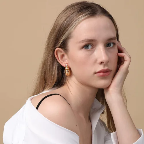 Vista 3 de Apsvo Aretes de gota en espiral gruesos de oro, aretes colgantes ligeros, aretes de lágrima de moda, hipoalergénicos, chapados en oro, joyería