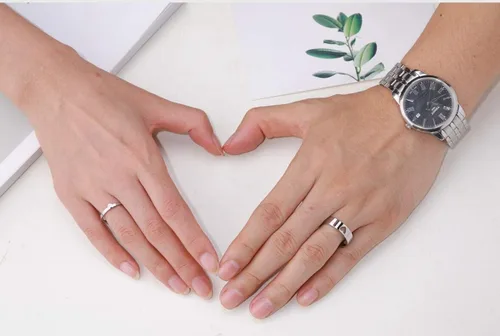 Vista 4 de Anillos de compromiso LAVUMO con corazón a juego para parejas con inscripción I Love You, anillo de compromiso, set para él y para ella, de acero