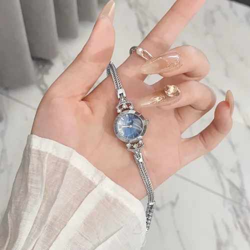 Vista 6 de CARLIEN Reloj de pulsera para mujer, pequeño, elegante, simple, de lujo, con esfera de perla, esfera de perla, ligero, correa de malla de acero
