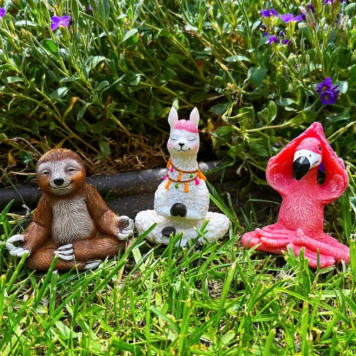 Vista 8 de Mood Lab Figuras de jardín – Juego de flamenco, llama y perezoso (3 piezas) en postura de meditación de yoga – Estatuas decorativas en miniatura