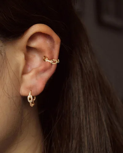 Vista 2 de VACRONA - Aretes huggies (de presión), pequeños, livianos y simples, en forma de argollaarracada, chapados en oro de 14 quilates, con circonia