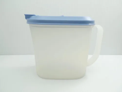 Vista 2 de Tupperware Vintage Slim Line - Jarra transparente para refrigerador de 1 cuarto de galón con tapa azul
