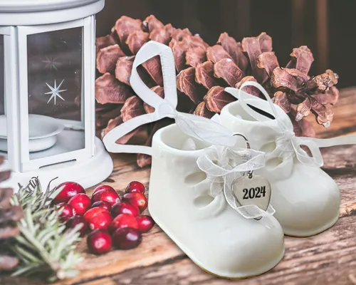 Vista 6 de Adorno navideño de zapato de bebé 2024 – Adorno de botines de bebé personalizados blancos – Adorno de zapato de bebé – Primera Navidad del bebé