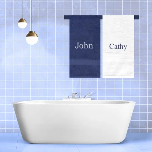 Vista 3 de Juego de 2 toallas bordadas personalizadas, 16 x 28 pulgadas, suaves, absorbentes, calidad de hotel, spa, regalo personalizado (blanco y azul marino)