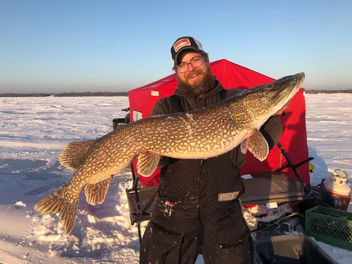 Vista 8 de Catch Co Mystery Tackle Box ICE Fishing Kit