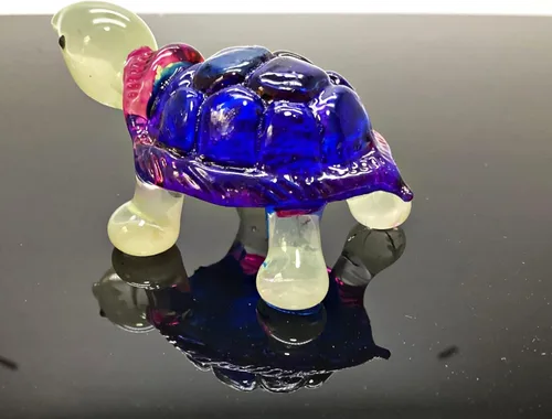 Vista 2 de Garden Deco brilla en la oscuridad azul profundo tortuga marina soplado a mano arte escultura de adorno de cristal