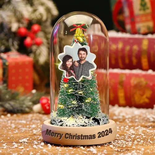 Vista 2 de Regalos personalizables de Navidad: cúpula de fotos personalizada para árbol de Navidad con luces LED, base de madera grabada personalizada