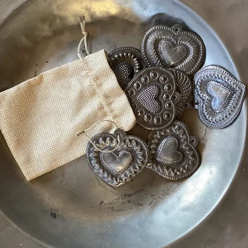 Vista 3 de Juego de 7 corazones sagrados, colección de corazones de metal de bronce plateado, hechos a mano en Haití, adornos decorativos para colgar, 2.5 x