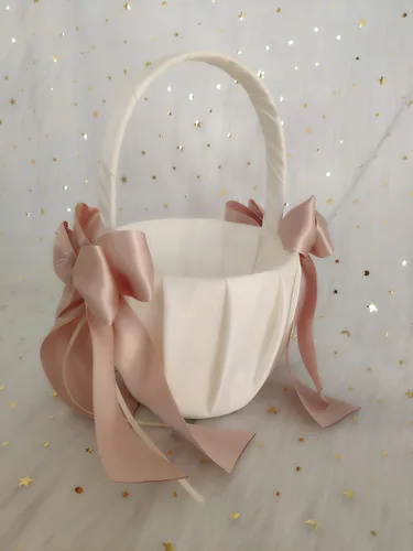 Vista 2 de Cesta blanca para niña de las flores con lazo de doble cinta rosa para ceremonia de boda, renovación de votos, baby shower, recuerdo de fiesta