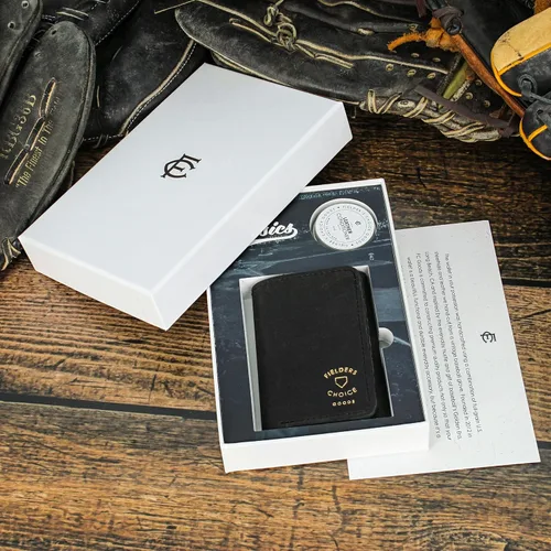 Vista 5 de FIELDERS CHOICE GOODS FC Goods - Cartera triple de cuero negra hecha a mano con guantes de béisbol vintage, Negro