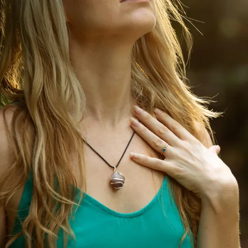 Vista 2 de Ayana Wellness - Collar con dije de cristal curativo para mujer, joyería hecha a mano con cristales curativos genuinos de origen ético y piedras