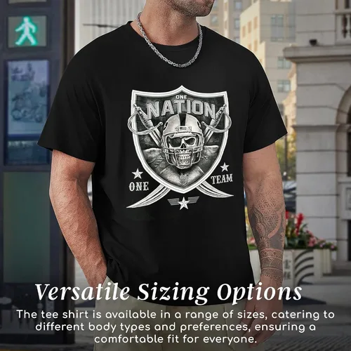 Vista 4 de One Nation One Team - Camiseta unisex de cuello redondo con diseño de calavera y espada en negro y blanco y plateado