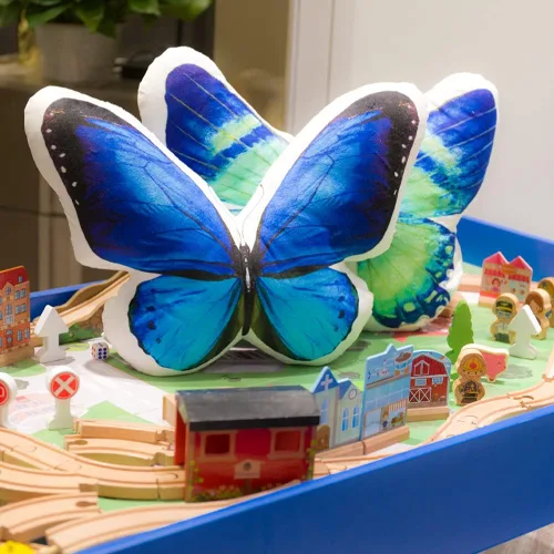 Vista 6 de JWH Almohada decorativa de mariposa 3D, almohada de animales estética, de peluche, funda de almohada con estampado de bonito cojín para cama, sofá