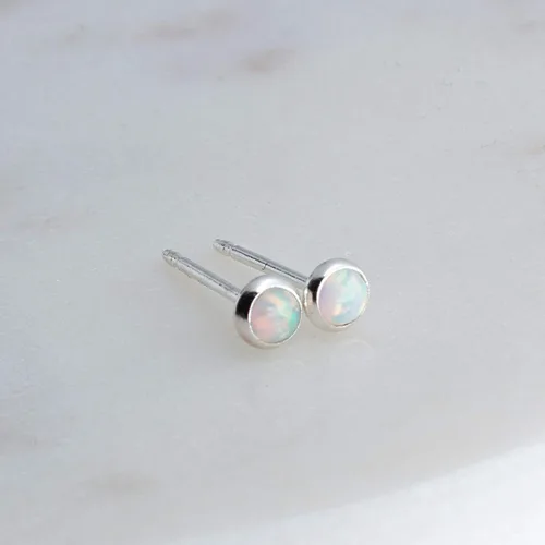 Vista 87 de Aretes pequeños de plata de ley para cartílago, tragus, hélix, múltiples piercings hipoalergénicos, piedra natal para mujer, juego de bisel