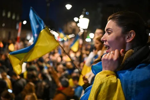 Vista 5 de MBBEST Bandera de Ucrania de 3 x 5 pies, tela de poliéster de doble costura con 2 ojales de latón, banderas de bandera ucraniana para decoración