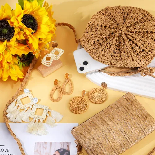 Vista 4 de Sweetude Bolso de mano de paja para mujer, juego de aretes de ratán, bolsa de paja de verano, playa, bolso bohemio, cartera tejida para vacaciones