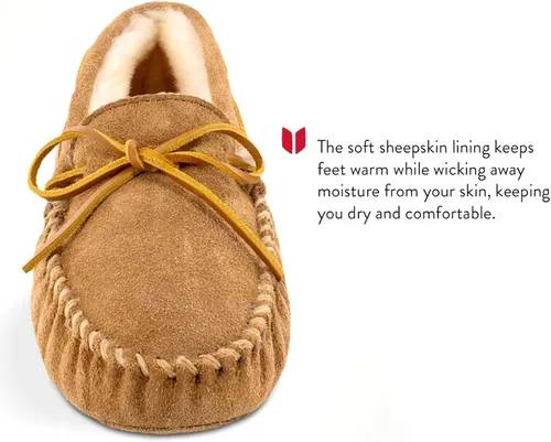 Vista 3 de Minnetonka Pantuflas tipo mocasín de piel de oveja suave para hombre, Tan dorado