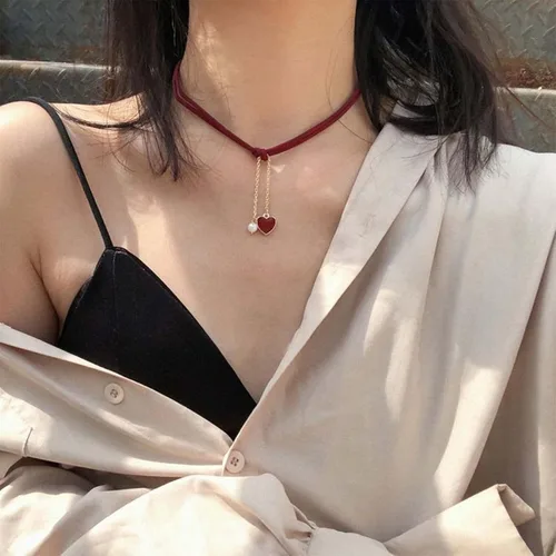 Vista 7 de YienDoo Gargantilla gótica de terciopelo con corazón rojo, gargantilla con colgante de corazón de amor rojo, collar con colgante de perlas punk