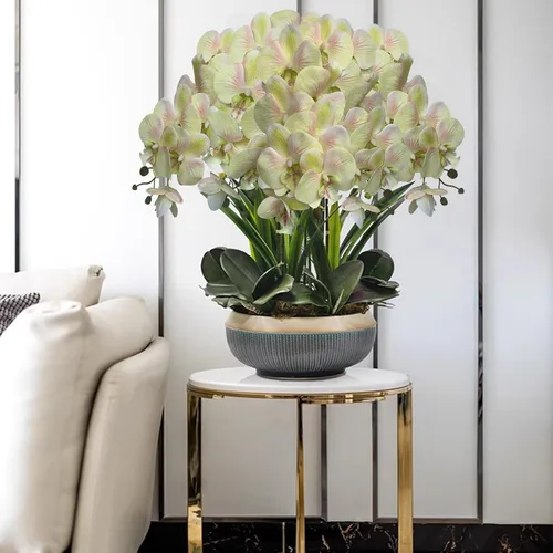 Vista 5 de HinyoCo 5 piezas de orquídeas artificiales y 2 paquetes de hojas, flores artificiales de Phalaenopsis de 32 pulgadas para decoración del hogar