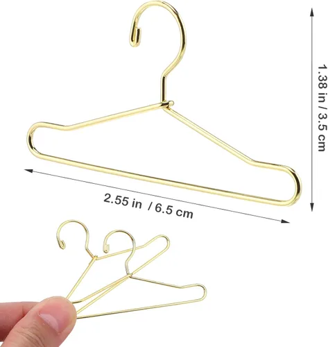 Vista 2 de 10 mini perchas de ropa, perchas pequeñas de metal dorado de 2.5 pulgadas para casa de muñecas, accesorios de armario de muñecas a escala 1:6