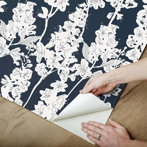 Vista 5 de By Dylan M Navy Larkspur - Papel tapiz para despegar y pegar, color azul