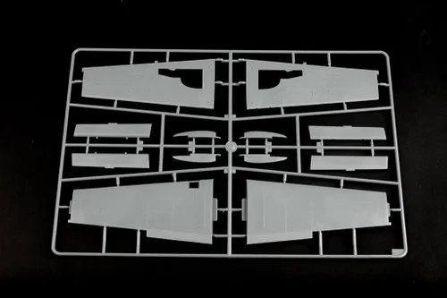 Vista 7 de Hobby Boss Kit de construcción de modelo de avión Thunderjet F-84G