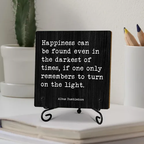 Vista 4 de Decoración de madera inspiradora de 5 pulgadas, la felicidad se puede encontrar incluso en los tiempos más oscuros, decoración motivacional de mesa